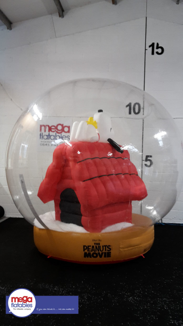 Winter Snoopy Globe